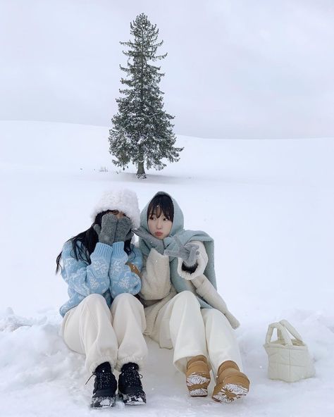 Hokkaido Winter Outfit, Hokkaido Outfit, Snow Outfits Aesthetic, Japan Winter Fashion, Korea Winter, Japan Winter, Paris Travel Photography, Travel Pictures Poses, Winter Inspo