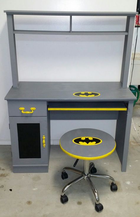 Batman desk Batman Office, Batman Furniture, Boys Playhouse, Batman Bedroom, Diy Kids Table, Batman Diy, Batman Room, Modern Kids Bedroom, Living Room Setup