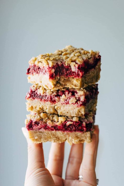 Raspberry Crumble Bars that are soft and thick and loaded with juicy raspberries. Essential summer dessert! #raspberrybars #dessert #raspberry #summerdessert | pinchofyum.com Raspberry Crumble Bars, Strawberry Gluten Free, Bar Photography, Raspberry Crumble, Raspberry Bars, Berry Recipes, Satisfying Eats, Mind Diet, Healthier Desserts