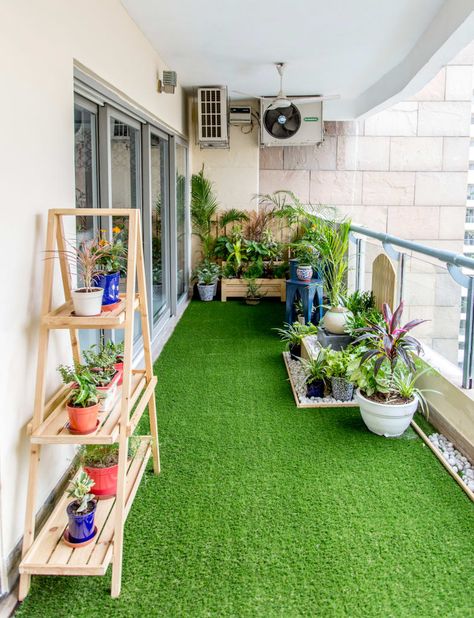 Here you will find photos of interior design ideas. Get inspired! Artificial Grass Balcony, Best Artificial Grass, Roof Garden Design, Grass Carpet, Balcony Flooring, Small Balcony Garden, Terrace Decor, Small Balcony Design, Small Balcony Decor