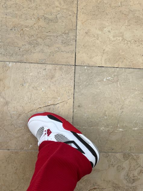 Fire Red Jordan 4, Fire Red 4s, Jordans White, Jordan 4 Women, Jordans Red, Red And White Jordans, Jordan 4 Outfit, Jordan 4 Fire Red, Baggy Shirt