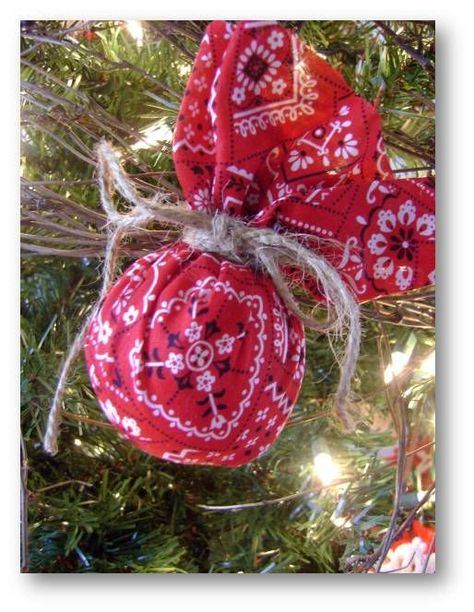 Western christmas ornament - use green bandanas for 4-H tree: Bandana Ornaments Christmas Trees, Country Christmas Decorations Outdoor, Texas Christmas Tree Ideas, Bandana Christmas Ornaments, Bandana Christmas Tree, Diy Cowboy Christmas Ornaments, Cowboy Christmas Decorations Diy, Diy Western Ornaments, Western Christmas Decorations Diy