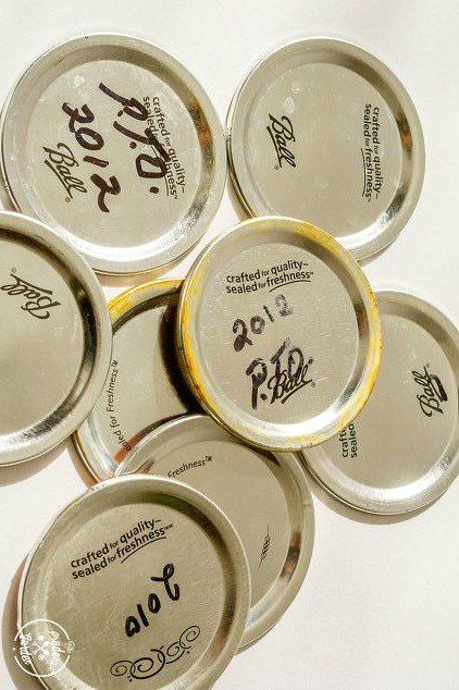 Repurposed Canning Lids, What To Do With Mason Jar Lids, Crafts Using Mason Jar Lids, Canning Lids Craft, Crafts With Jar Lids, Mason Lid Crafts, Tin Can Lid Crafts, Crafts For Men To Make, Mason Jar Lid Crafts