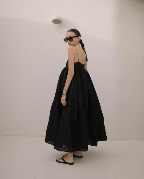 17 Voluminous Dresses To Thrive In The Summer Heat Graduation Dress Long Sleeve, Graduation Dress Long, Beatrice Gutu, Sum Dresses, Dark Wardrobe, Elle Ferguson, The Cool Hour, Printed Short Dresses, Boho Fashion Summer