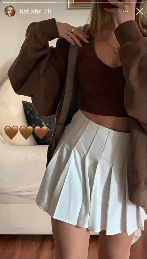 #instagram #outfit #style #fashion #brown #details #tennisskirt #skirt #aesthetic Brown And White Outfit Aesthetic, Jupe Tennis Outfit, White Skirt Outfits Aesthetic, Brown And White Aesthetic Outfit, Brown Aesthetic Outfit Girl, White Tennis Skirt Outfit Aesthetic, White Miniskirt Outfits, Brown Skirt Outfit Summer, How To Style A Brown Skirt