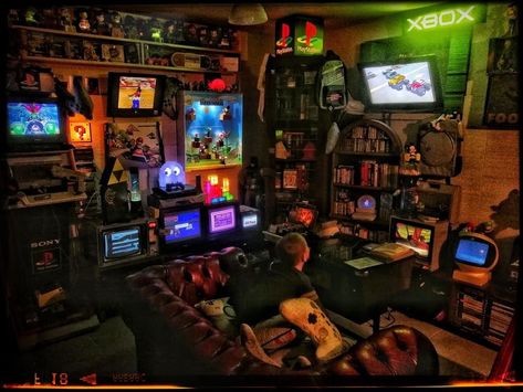 Vintage Gaming Room, 90s Game Room, 90s Basement, Retro Room Ideas 1980s, Videogame Room, Retro Game Room, Retro Room Ideas, Dark Academia Room Decor, Games Room Inspiration