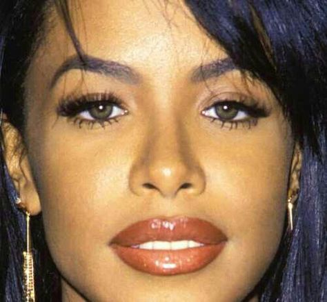 90’s Makeup, Rip Aaliyah, Era Aesthetic, Looks Hip Hop, Aaliyah Pictures, Aaliyah Style, Aaliyah Haughton, 90s Makeup, 90s Era