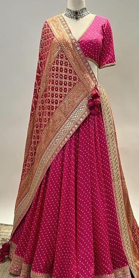 Traditional Lehanga Ideas, Simple Lehnga Dress Indian, Bandhani Saree Rajasthani, Lehenga Bandhani, Lengha Design, Indian Long Dress, Mehandi Outfits, Desi Fits, Simple Lehenga