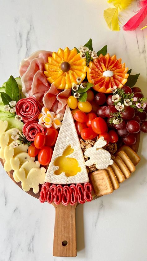 Easter Food Platter, Easter Charcuterie Boards Ideas, Bridgerton Charcuterie, Easter Food Board, Spring Cheese Board, Easter Themed Charcuterie Board, Easter Platter Ideas, Easter Food Ideas Lunch, Easter Cheese Board