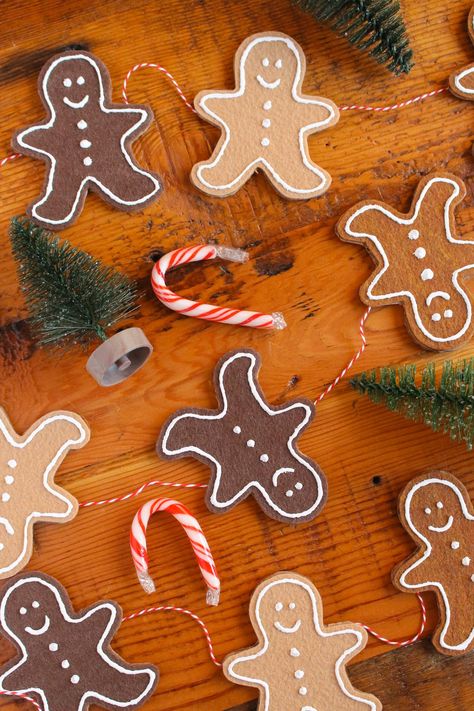 DIY Anthropologie Inspired Gingerbread Garland (for under $10!) — Entertain the Idea Gingerbread Garland, Diy Anthropologie, Diy Gingerbread, Gingerbread Diy, Gingerbread Christmas Decor, Anthropologie Inspired, Holiday Garlands, Diy Pins, Felt Sheets