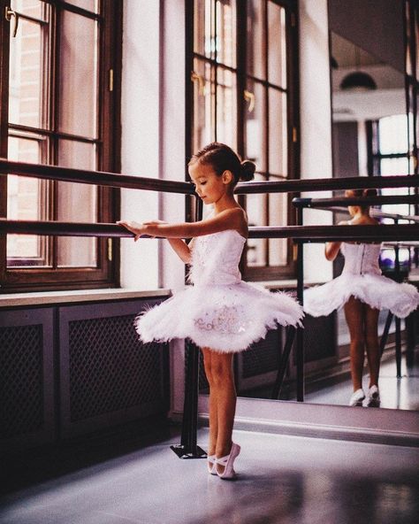 Childrens Ballet, Ballerina Wedding, Toddler Ballet, Dancer Lifestyle, Baby Birthday Dress, Ballet Studio, Ballet Pictures, Ballet Kids, Ballet Poses