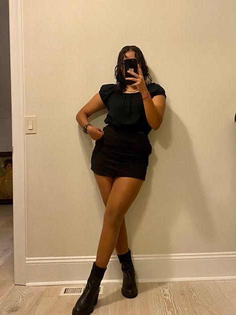 A women takes a mirror selfie of her all black outfit . Platform Boots Outfit, Party Mini Dress, Mini Skirt Black, All Black Outfit, Chunky Boots, Boots Outfit, Platform Boots, Skirt Black, Black Outfit