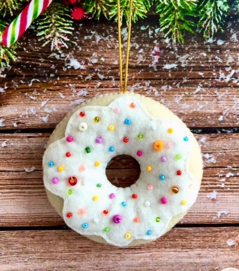 Diy Food Ornaments, Felt Donut Ornament, Felt Softies, Felt Donut, Coffee Ornaments, Donut Ornament, Felt Food Diy, Winter Market, Handmade Felt Ornament