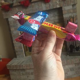 Running With Rocket: Candy Airplane Tutorial Candy Craft Ideas Diy Projects, Train Made Out Of Candy, Airplane Candy Favors, Toys Made From Candy, Valentine Candy Crafts, Craft Valentines Ideas, Cute Candy Gifts, Candy Bouquet For Kids, Candy Gifts For Kids