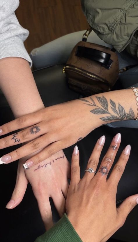 Side Hand Tattoos, Small Tats, Finger Tattoo Designs, Hand Tattoos For Women, Dope Tattoos For Women, Small Hand Tattoos, Discreet Tattoos, Elegant Tattoos, Dope Tattoos