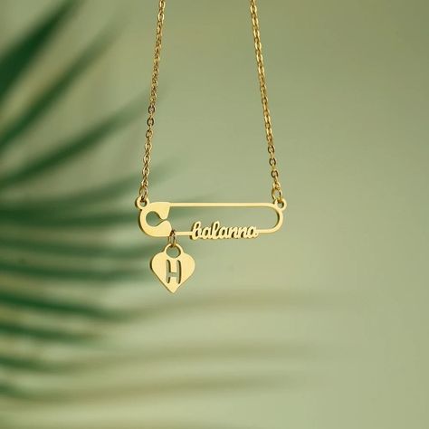 💕✨ Add a personal touch to your look! Our Custom Name Paper Clip Pendant Necklace is the perfect gift for Mom, your wedding day, or that special someone. Personalize it with an initial heart letter! 😍✨ Click here for more details or to buy: https://nuel.ink/CTYjRT 💖 #PersonalizedGifts #JewelryLovers #ChokerNecklace #GiftGoals Gold Jewellry, Heart Letter, Special Someone, Mom Necklace, Perfect Gift For Mom, Paper Clip, Gift For Mom, Custom Name, Personal Touch