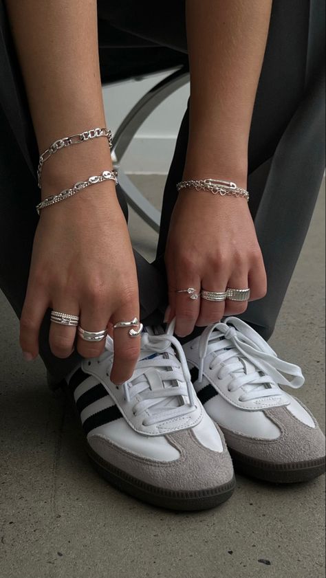 Silver Vs White Gold, Street Fashion Jewelry, Lots Of Silver Jewelry Aesthetic, Streetwear Jewelry Aesthetic, Streetwear Jewelry Silver, Silver Jewelry Stacking, Clean Jewelry Aesthetic, Silver Girl Aesthetic Jewelry, Silver Jellewery