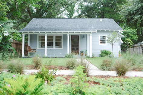 Before & After: A Vintage Florida Cottage and Garden Saved from the Landfill—on a $12,500 Budget - Gardenista Florida Bungalow, Florida Cottage, Cottage Renovation, Cottage Exterior, Cheap Houses, Cottage Interior, Beach Cottage Decor, Small Cottage, Beach Cottage Style