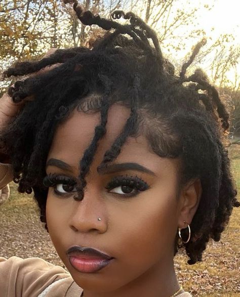 Short Fluffy Locs, Short Locs With Bangs, Super Short Locs, Small Afro Hairstyles, Freeform Locs Black Women, Knotless Braids In A Ponytail, Short Locs Women, Short Locs Black Women, Short Dreadlock Styles For Women Black