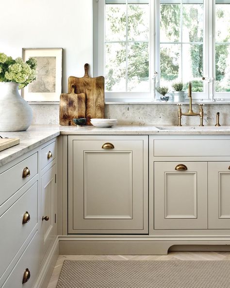 Armac Martin on Instagram: “Cotswold Classic | Timeless cabinet panelling and burnished brass hardware work perfectly together for a classic Cotswold aesthetic. ⁠⁠ ⁠⁠…” New England Style Kitchen, Neutral Kitchen, Shaker Style Kitchens, Country Kitchen Decor, Kitchen Cabinet Doors, Kitchen Diner, Cottage Kitchen, Counter Tops, Kitchen Handles