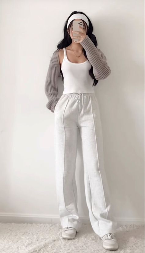 Grey Bolero Outfit, Sweatpants With Tank Top, Sando Outfit, Shrug Outfits, Outfit Inspo Sweatpants, Shrug Outfit, Outfit Sweatpants, Outfits Sweatpants, Cropped Shrug