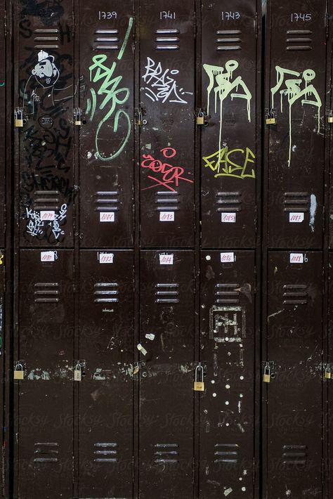 graffiti in the lockers college Graffiti Bedroom, Back To School Wallpaper, Magazine Design Cover, Locker Designs, College Aesthetic, School Lockers, Proof Of Concept, Graduation Photography, Graffiti Lettering