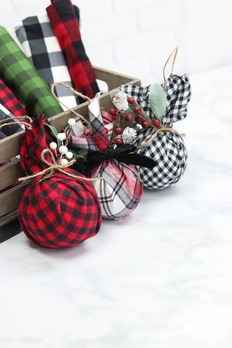 Ornaments Diy Christmas, Christmas Diy Kids, Plaid Christmas Decor, Farmhouse Style Christmas, Diy Christmas Ornament, Country Christmas Decorations, Christmas Ornaments Diy, Christmas Projects Diy, Fabric Ornaments