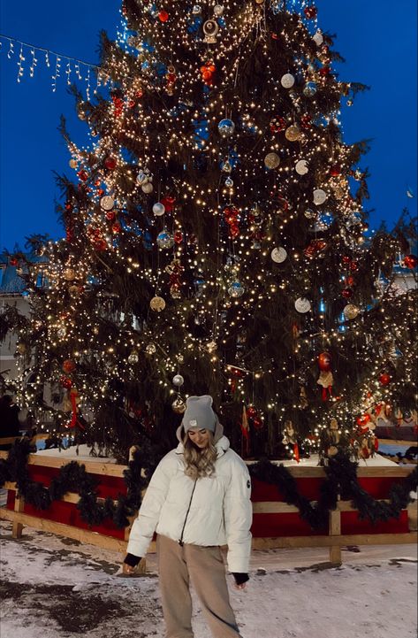 Christmas Market Instagram Pictures, Poses With Christmas Tree, Pictures With Christmas Tree, Christmas Market Photo Ideas, Christmas Tree Poses, Christmas Tree Photoshoot, Xmas Tree Stands, Prague Photos, New Year Tree