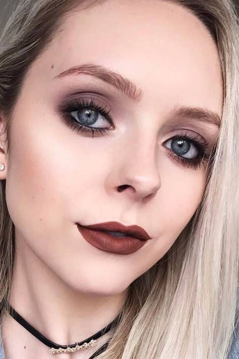 Dark Eyes With Brown Lips #brownlips #softsmokey 90s Grunge Lipstick, 90s Eyeshadow Looks, Soft Grunge Makeup Look, 90’s Grunge Makeup, Grunge Eyeshadow, Grunge Makeup 90s, 90's Makeup, 90s Grunge Makeup, Dark Lipstick Colors