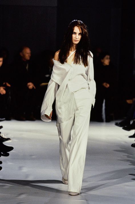 Ann Demeulemeester Spring 1997 Ready-to-Wear Fashion Show - Milla Jovovich Debbie Deitering, Mode Rihanna, Anti Fashion, Archive Fashion, Cyberpunk Fashion, Milla Jovovich, Ann Demeulemeester, Runway Collection, Wide Pants