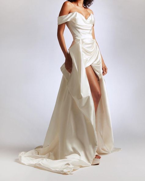 Glamorous Robe, Dresses Vivienne Westwood, Vivienne Westwood Bridal, Vivienne Westwood Wedding Dress, Vivienne Westwood Wedding, Dress Glamour, Crystal Wedding Dress, Silver Cocktail Dress, Dream Wedding Ideas Dresses