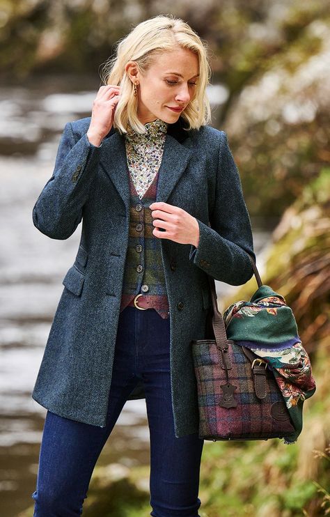 Ladies Modern Cheltenham Jacket - House of Bruar Scottish Fashion Woman, Scottish Outfit Women, Irish Fashion Women, Ladies Tweed Jacket, Countryside Outfit, Winter Date Outfits, Vintage Academia, Scottish Women, Irish Clothing