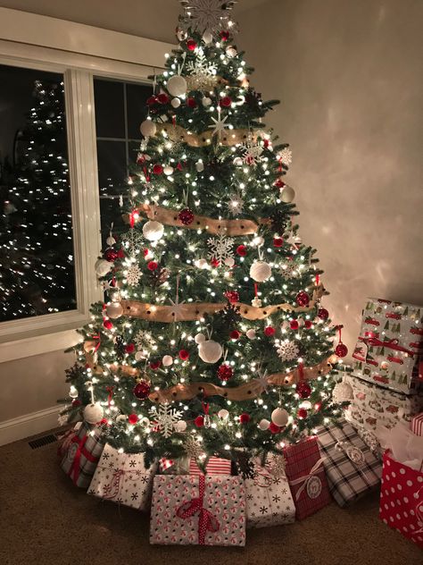 Christmas Photo Wall Ideas, Warm Christmas Tree Ideas, Christmas Trees Aesthetic, Christmas Aesthetic Tree, Cute Christmas Tree Ideas, Christmas Tree With Presents Underneath, Themed Christmas Tree Ideas, Christmas Tree Aesthetic, Cute Christmas Trees