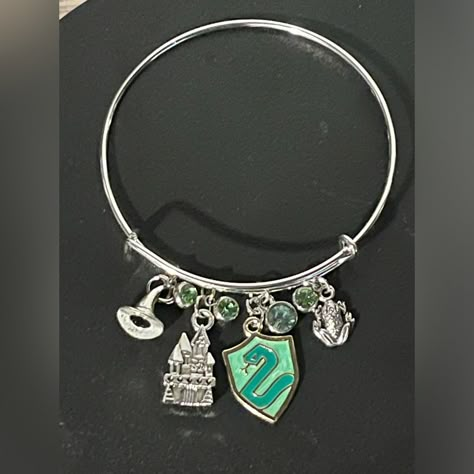 Perfect For Any Harry Potter Enthusiasts, This Handmade Bracelet Boasts A Stunning Slytherin Crest Charm In Enamel, Complemented By A Selection Of Charms Including A Castle, Sorting Hat, Frog, And Green Gem Accents, All Carefully Crafted To Create A Truly Unique Piece Of Jewelry. Harry Potter Slytherin Stuff, Slytherin Merch, Hogwarts Jewelry, Slytherin Accessories, Slytherin Necklace, Slytherin Jewelry, Booktok Merch, Harry Potter Iphone Wallpaper, Slytherin Funny