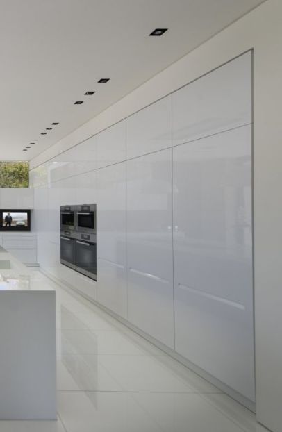 Laurel Way house in Beverly Hills by Whipple Russell Architects _ Gloss White Kitchen, High Gloss White Kitchen, Minimalism Kitchen, White Kitchen Designs, House In Beverly Hills, White Gloss Kitchen, Kitchen Design Gallery, Depth Effect, Gloss Kitchen