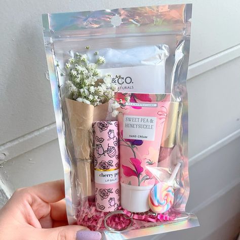 How Cute Is This Self-Care Bundle ? It Even Includes A Small Bouquet Of Dry Baby Breath. Get Yours Today !! Comes With: Lipgloss, Lipbalm, Face Mask, Lollipop Keychain, Baby Breath Petite Bouq. ( What You Get Is Random And Based On What’s In Stock ) <3 Bundles Small Business, Spa Care Package Ideas, Mini Gift Bags Ideas, Salon Gift Basket Ideas, Self Care Kits For Women, Self Care Goodie Bags, Makeup Box Gift Ideas, Adult Goodie Bag Ideas, Diy Small Business Ideas Products