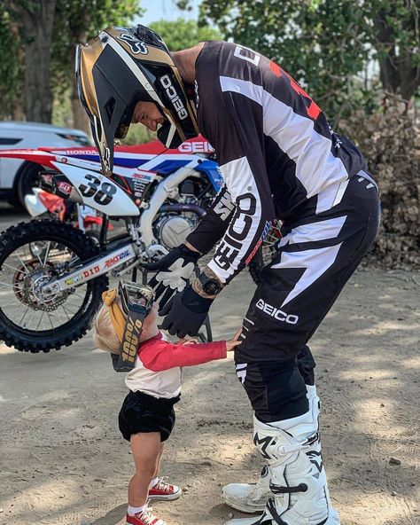 Dirt Bike Couple, Motocross Couple, Motocross Baby, Photo Bb, Motocross Girls, Bike Couple, Cute Country Couples, Motocross Love, Image Moto