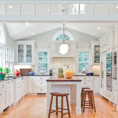 Light Bright Airy Kitchen Design Ideas, Pictures, Remodel, and Decor Cottage Style Kitchen, Kabinet Dapur, Traditional Kitchen Design, U Shaped Kitchen, Bright Kitchens, Coastal Kitchen, Ideas Pictures, Traditional Kitchen, White Cabinets