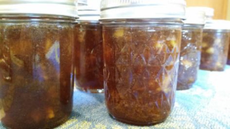 CARAMEL APPLE JAM - Parsley Thyme & Limoncello Canning Food Preservation, Caramel Apple Jam Recipe, Carmel Apple Recipe, Caramel Apple Jam, Soups And Chowders, Canning Jam Recipes, Guava Jam, Jam Recipes Homemade, Canning Jam