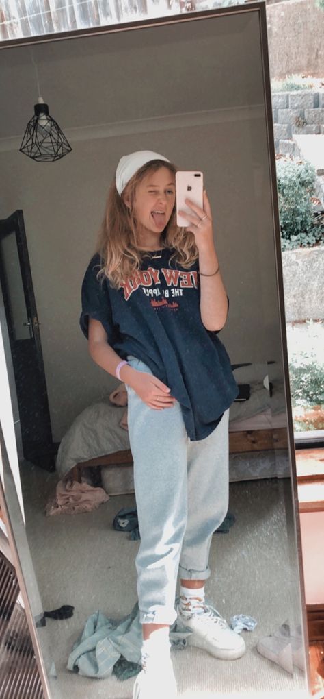 cute grey sweats with baggy shirt and white bandana Baggy Tee And Sweats Outfit, Sweatpants Baggy Shirt, Baggy Shirt And Sweatpants, Oversized Tshirt And Sweatpants, Sweatpants And Baggy Shirt Outfit, Cute Baggy T Shirts, How To Wear Baggy Shirts, Baggy Shirt Aesthetic, Tshirt And Sweatpants Outfit