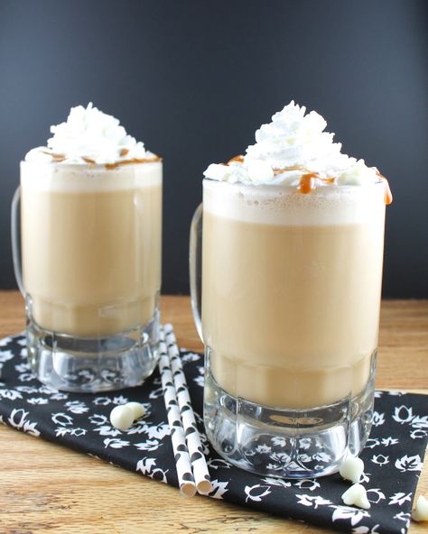 White Chocolate-Caramel Frappuccino I wonder if it tastes as good as it looks. www,DavesCoffeeMakers.com White Chocolate Caramel, Caramel Frappuccino, Frappuccino Recipe, Dessert Illustration, Coffee Treats, Tea Drinks, Chocolate Caliente, Chocolate Drinks, Chocolate Caramel