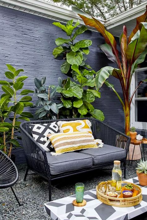 Garden Furniture Small Space, Small Patio Ideas With Plants, Small Terrasse Ideas, Diy Small Outdoor Patio Ideas, Small Patio Lounge Ideas, Plants On Small Patio, Awkward Outdoor Space Ideas, Small Outside Space Ideas, Small Desert Patio Ideas