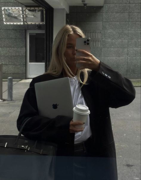 Tech Girl, Tech Aesthetic, Neuer Job, Uni Life, Office Job, Dermatology, Dream Job, Looks Style, Classy Outfits