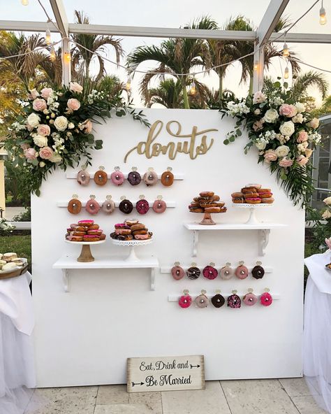 Donuts Wall, Donut Wall Wedding, Deco Buffet, Wedding Donuts, Donut Decorations, Decoration Evenementielle, Donut Wall, Wedding Dessert Table, Wedding Desserts