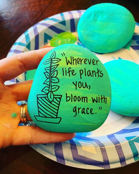 Meaningful Crafts, Rock Sayings, Quotes Sweet, Cupcake Tier, Rock Quotes, Inspirational Rocks, Diy Rock Art, Paint Rocks, Craft Painting