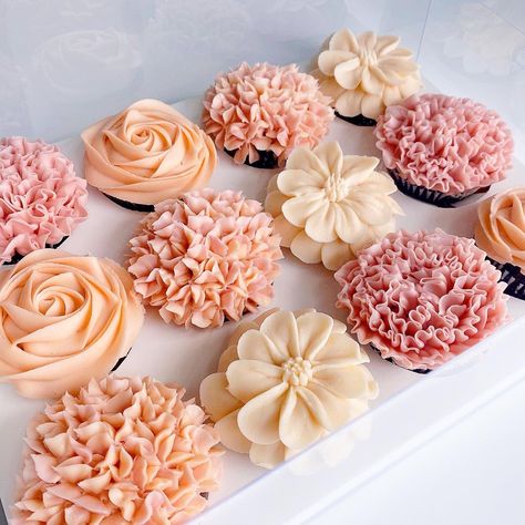 Order Flower Cupcakes, Cakes and Cupcake Bouquets — The Flower Bakeshop Boho Floral Cupcakes, Dahlia Cupcakes, Flower Cupcakes Ideas, Fall Flower Cupcakes, Wildflower Cupcakes, Cupcake Piping, Floral Dessert, Cupcake Bouquets, Decorative Cakes