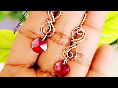 (1015) Beginner Friendly DIY Wire Wrap Chain Links to make easy and quick jewelry - YouTube Diy Wire Bracelet, Wire Wrap Chain, Wire Bracelet Tutorial, Jewel Earrings, Wire Wrapped Chain, Wire Wrapping Diy, Wire Wrapped Jewelry Diy, Wire Jewelry Making, Wire Wrapped Jewelry Tutorials