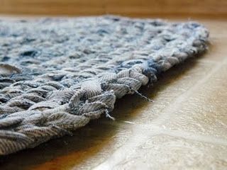 Oooooohhhh yes!! Upcycled denim rug!! So doing this. Jean Rug, Repurpose Old Jeans, Blue Jean Rug, Denim Rag Rugs, Cutest Crochet, Crochet Rag Rug, Denim Rug, Blue Jeans Crafts, Teaching Techniques