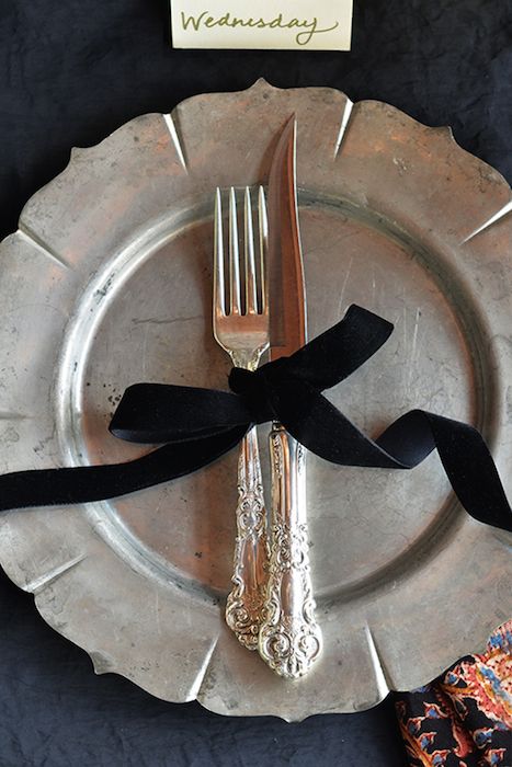 Deco Nouvel An, Fork And Knife, Tafel Decor, Medieval Wedding, Slow Burn, Halloween Table, Birthday Dinners, Wedding Mood, Halloween Wedding