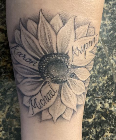 Sunflower Family Tattoo Ideas, Sunflower Family Tattoo, Sunflower With Names Tattoo, Sunflower Tattoos With Names, Tattoo Ideas With Grandkids Names, Sunflower Tattoo Name, Mother Of 3 Tattoo Ideas With Names, Grandchildren Name Tattoos, Grandchildren Tattoos For Grandma